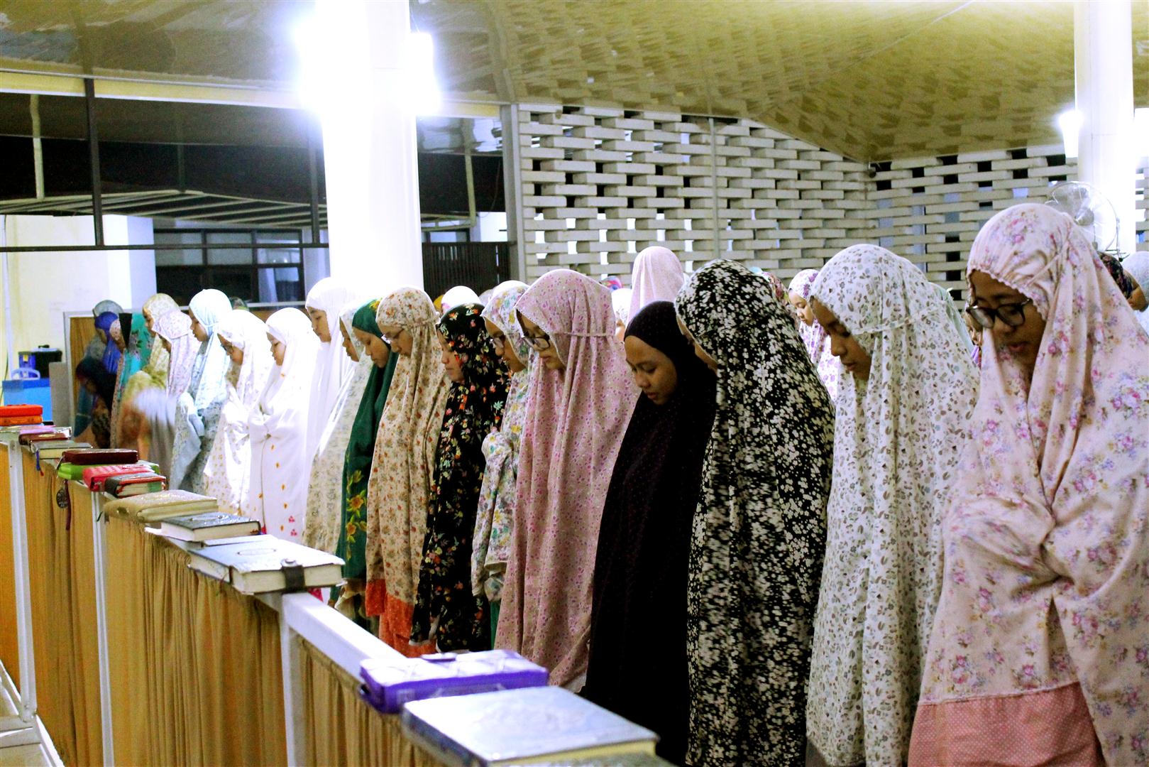Manfaat Praktik Shalat Berjamaah Bagi Siswa Sekolah