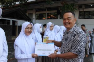 Diseminasi dan penghargaan SMA (2)