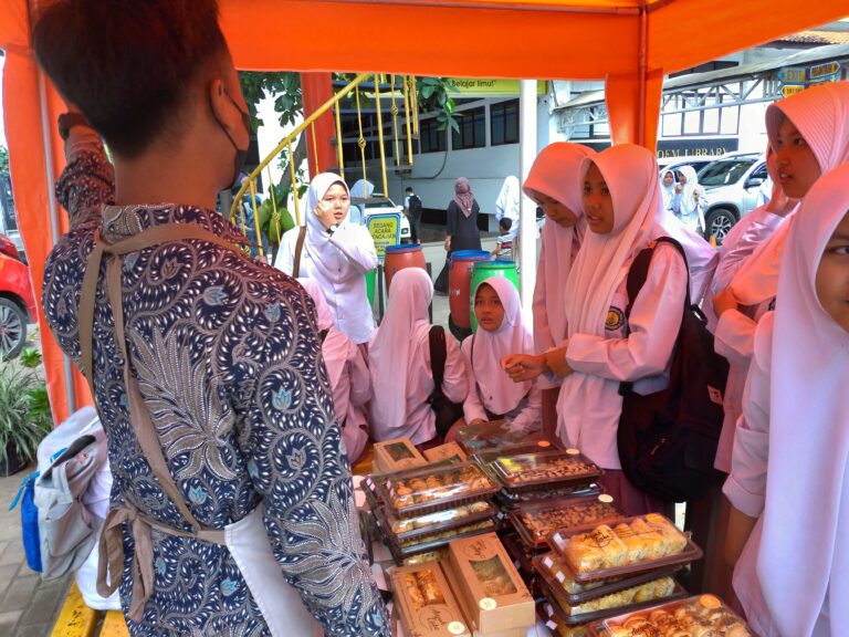 Aneka Pastry dan Bibit Tanaman Menghiasi Kepulangan Santri Al Ma’soem