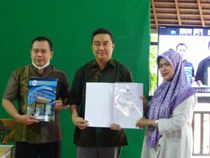 Penyerahan Simbolis NIB Kepada Pengusaha Kantin Binaan Musa'adatul Ummah Bandung