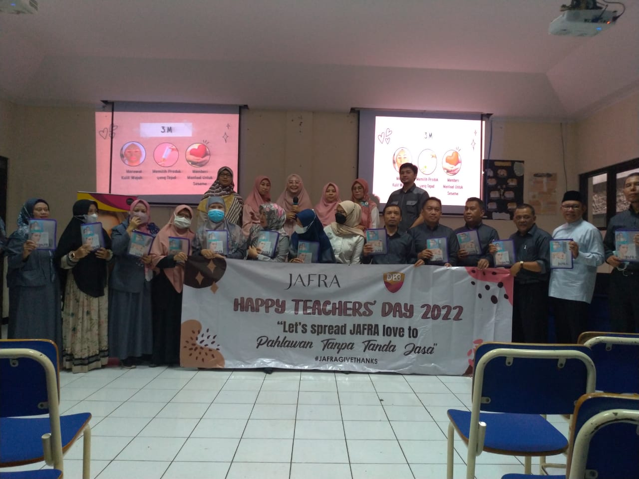 Pembagian Hampers JAFRA Dalam Rangka Hari Guru Nasional Kepada Para Guru Al Ma’soem