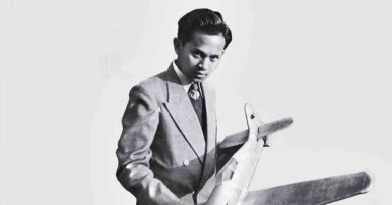 habibie-bersama-pesawat-terbang-62ffd1ad3555e4217b2d3ef2