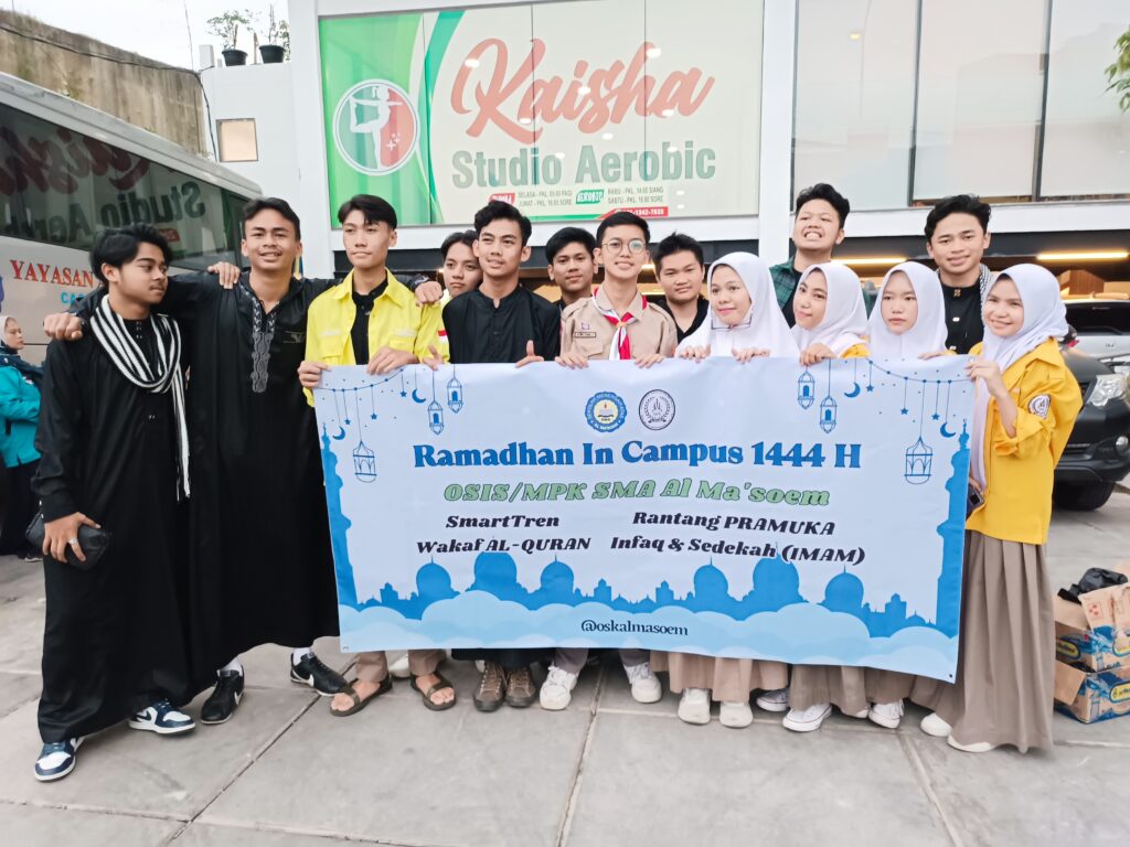 Anggota OSIS SMA AL Ma’soem Berbagi Takjil di Bulan Ramadhan