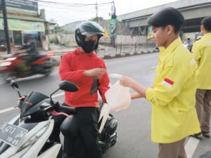 Anggota OSIS SMA AL Ma’soem Berbagi Takjil di Bulan Ramadhan