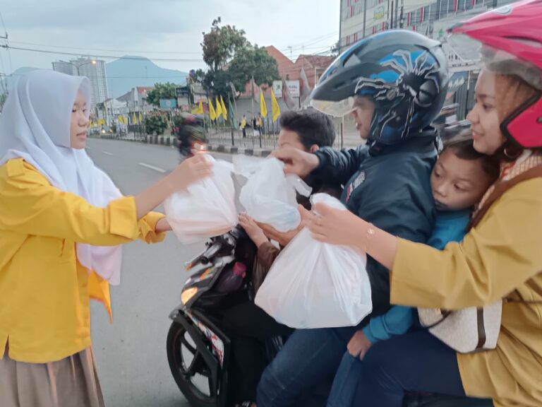 Anggota OSIS SMA AL Ma’soem Berbagi Takjil di Bulan Ramadhan