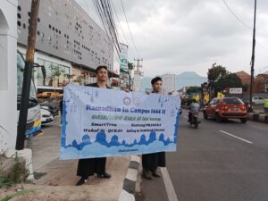 Anggota OSIS SMA AL Ma’soem Berbagi Takjil di Bulan Ramadhan