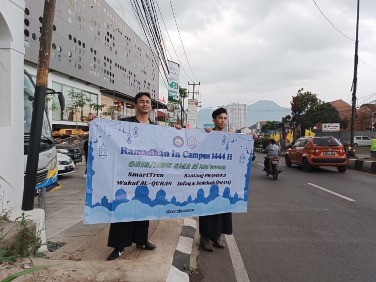 Anggota OSIS SMA AL Ma’soem Berbagi Takjil di Bulan Ramadhan
