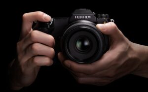 Fujifilm GFX100S Medium Format Mirrorless Camera Offers 102MP in a Size Similar to a Full Frame ILC