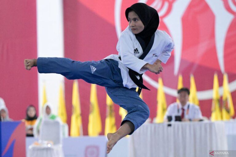 Antarafoto pon xxi aceh sumut final taekwondo poomsae perorangan putri 140924 fzn