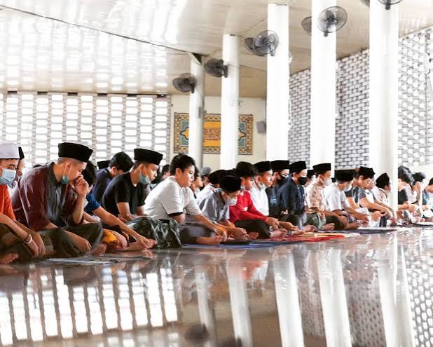 Santri sholat